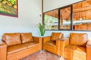 Lobby sitting area - RedDoorz Syariah near Gor Ken Arok (Malang)