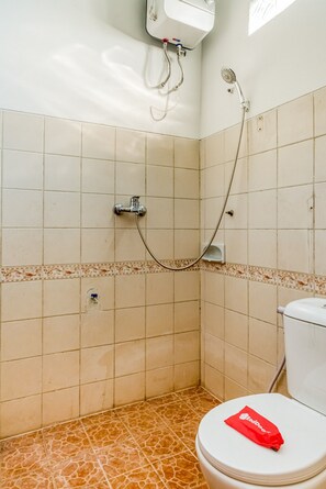 Shower, free toiletries, towels - RedDoorz Syariah near Gor Ken Arok (Malang)