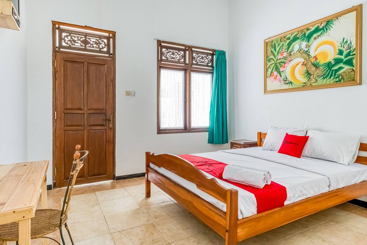 Double Room (RedDoorz)