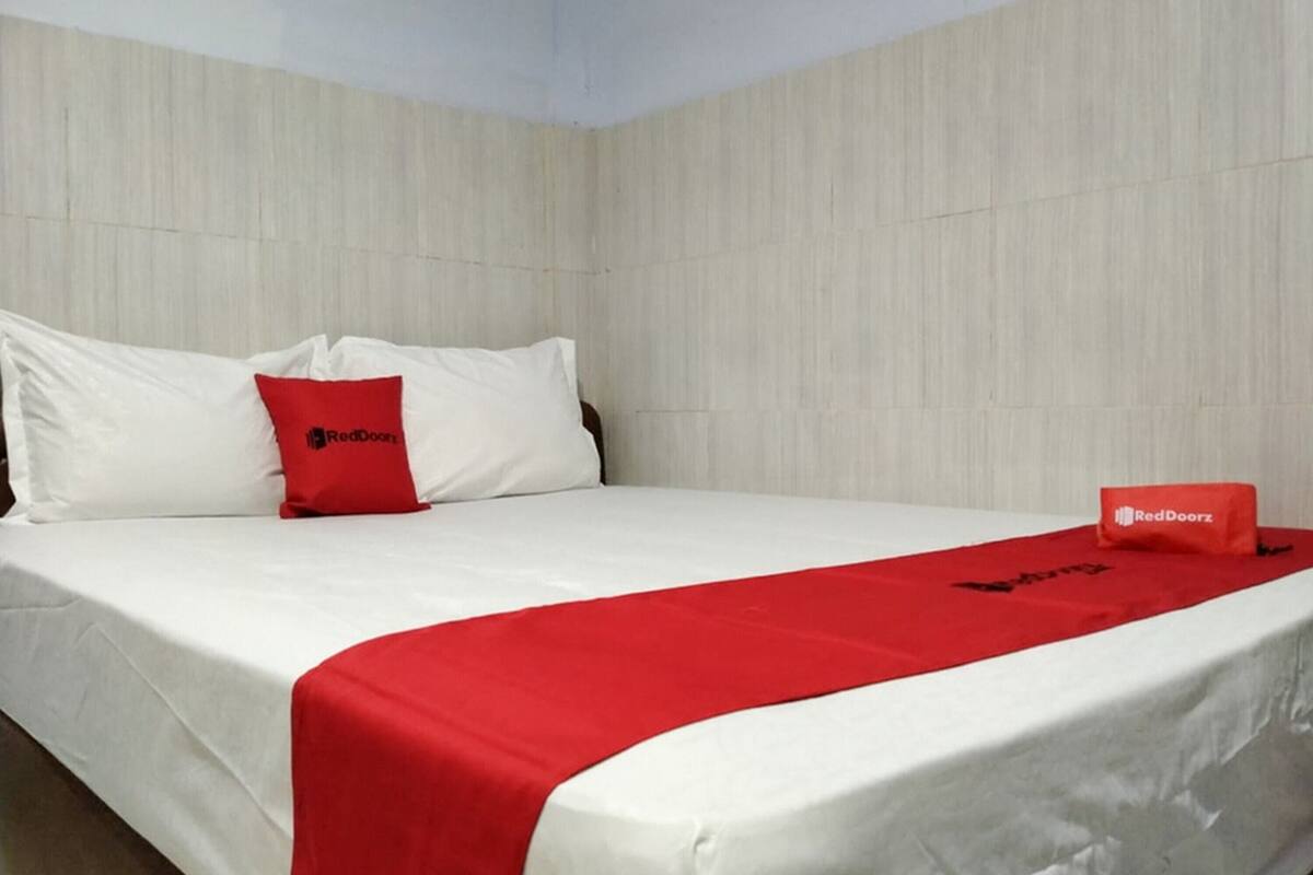 Double Room (RedDoorz)