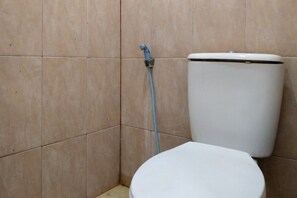 Dusche, kostenlose Toilettenartikel, Handtücher