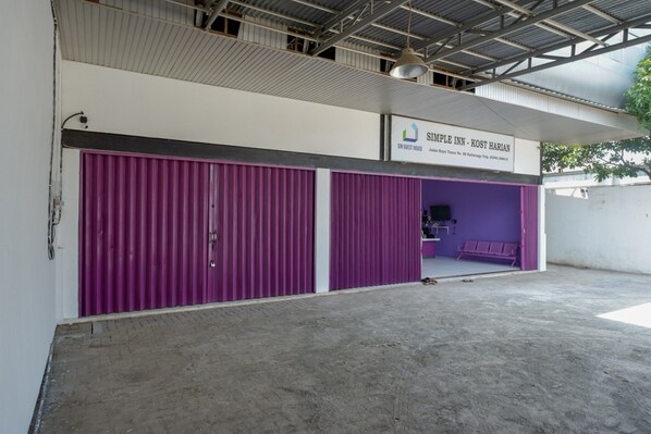 Free self parking - RedDoorz near Alun Alun Kaliwungu Kendal (Kaliwungu)