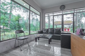 Lobby sitting area - RedDoorz Resort Syariah @ Idelansia Homestay Ciater (Ciater)