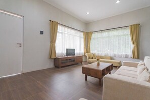 ห้องดีลักซ์ (RedDoorz) | บริเวณนั่งเล่น | ทีวีจอแบน