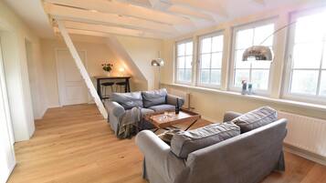 Fernseher, Kamin, Stereoanlage