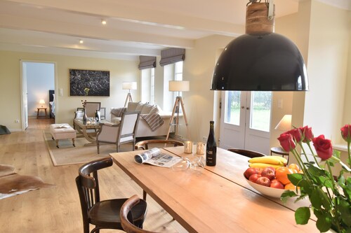 Hyggeby - Kamin, Sauna, Badewanne, 2 Duschen, TV, Terrasse, Gartenmöbel, Garten