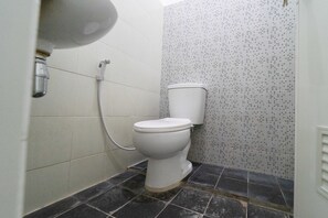 Regadera, amenidades de baño gratuitas, toallas