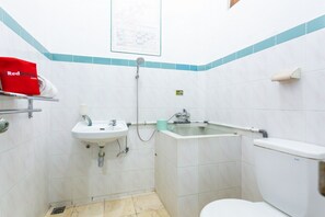 Regadera, amenidades de baño gratuitas, toallas 