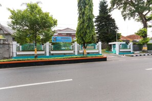 Vista frontal de la propiedad