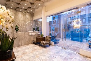 Lobby sitting area - RedDoorz Premium near Centre Point Mall Medan (Medan)