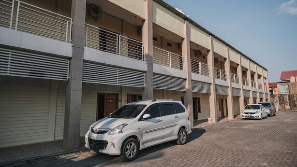A multi-story building with a parking area. - RedDoorz near RS Imanuel Lampung (Bandar Lampung)