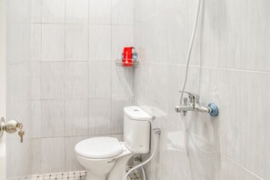 ห้องดับเบิล (RedDoorz) | ห้องน้ำ | ฝักบัว, ของใช้ในห้องน้ำฟรี, ผ้าเช็ดตัว