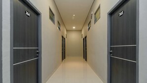 Un pasillo con dos puertas que llevan a habitaciones, identificadas con los números 304 y 303.