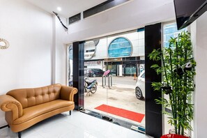 Lobby sitting area - RedDoorz Plus @ Centrium Katamso Medan (Medan)