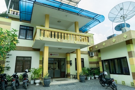 Front of property. RedDoorz @ Gatot Subroto Ende
