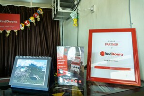 Reception - RedDoorz near H. Hasan Aroeboesman Airport (Ende)