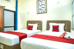 Room - RedDoorz near H. Hasan Aroeboesman Airport (Ende)