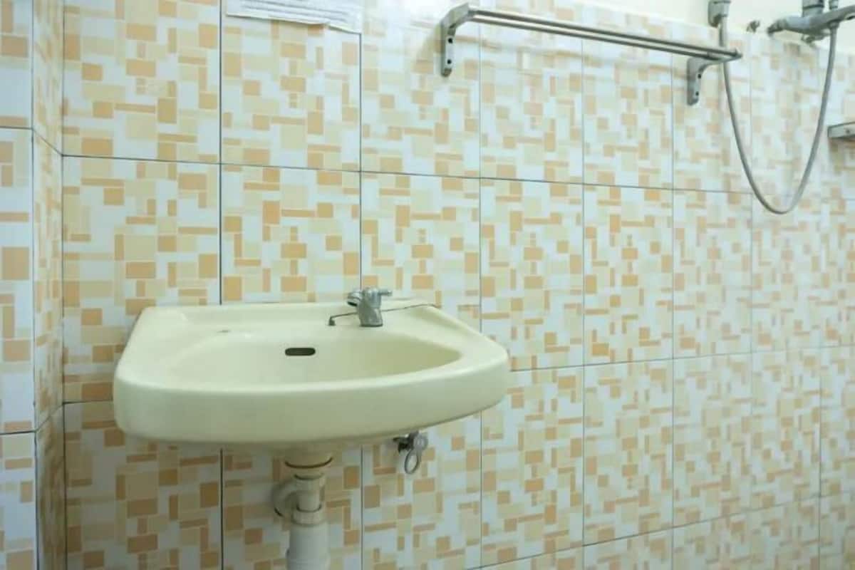 Banheiro | Chuveiro, produtos de toalete grátis, toalhas de banho