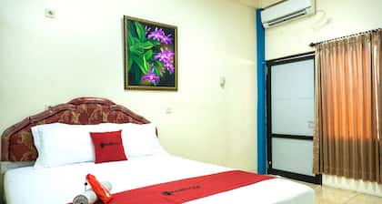 RedDoorz near H. Hasan Aroeboesman Airport