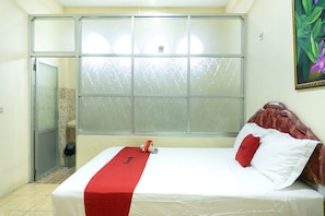 Double Room (RedDoorz)