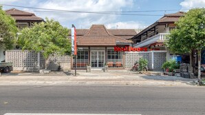 A building with a tiled roof and a sign that reads "RedDoRitz". - RedDoorz near Malioboro Tugu Station Jogja 2 (Yogyakarta)