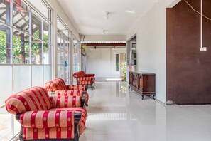 Área de estar no saguão