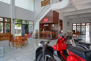 Coin salon dans le hall