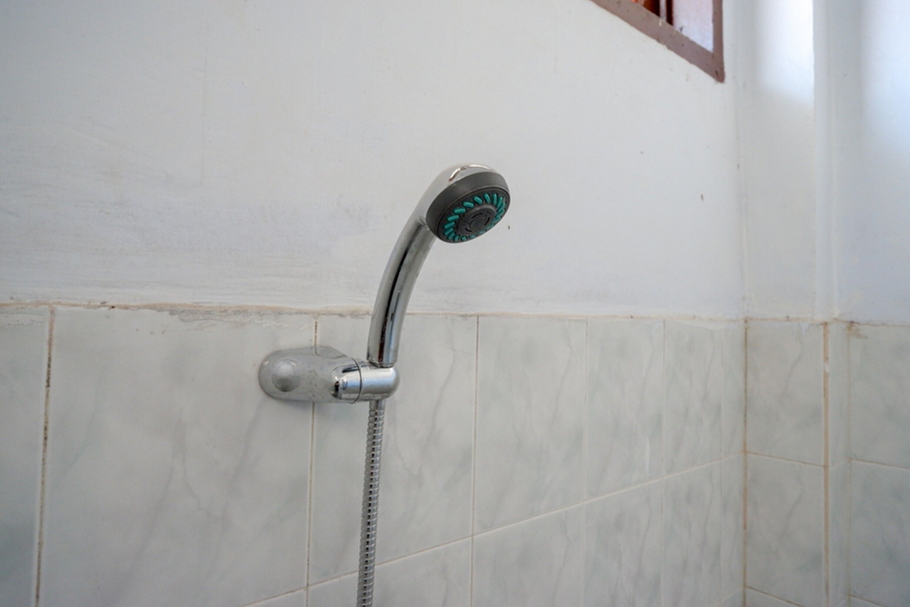 Eine Dusche mit Duschkopf und flexiblen Schlauch.