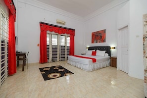 Double Room (RedDoorz)