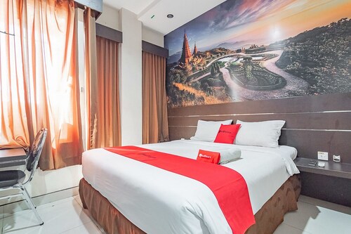 RedDoorz near Stadion Sanaman Mantikei