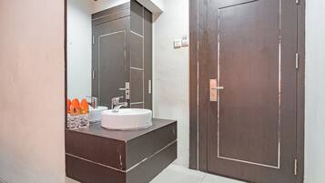 Shower, free toiletries, towels