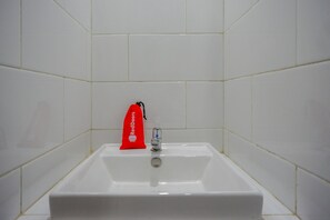 Ducha, artículos de higiene personal gratuitos y toallas