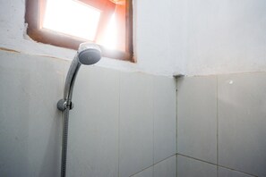 Shower, free toiletries, towels - RedDoorz Syariah near Alun Alun Balai Kota Tegal (Tegal)