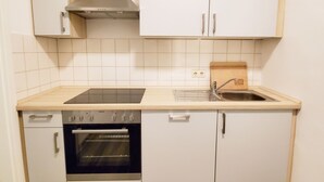Lemari es besar, oven, kompor, dan pemanggang roti