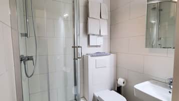 Shower, perlengkapan mandi gratis, pengering rambut, dan handuk