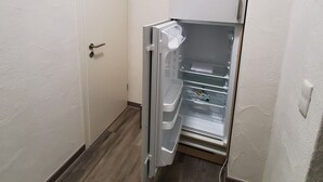 Lemari es besar, oven, kompor, dan pemanggang roti