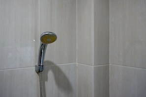 Shower, perlengkapan mandi gratis,  dan handuk