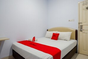 Double Room (RedDoorz) | Free WiFi