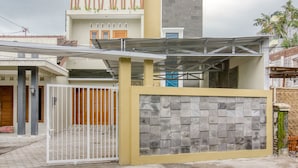 Vista frontal de la propiedad