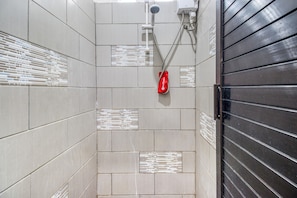 Dortoir Partagé, dortoir mixte (RedDoorz) | Douche de la salle de bain