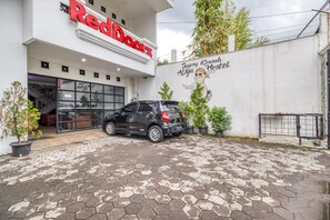 Free self parking - RedDoorz Hostel near Stadion Mandala Krida Yogya (Yogyakarta)