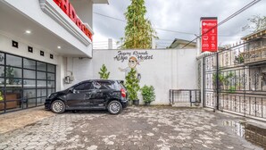 A black SUV parked in front of a hostel with a sign reading "Sungai Rawnh Aliya Hostel". - RedDoorz Hostel near Stadion Mandala Krida Yogya (Yogyakarta)