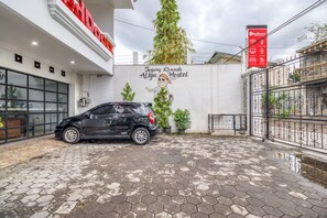 Free self-parking - RedDoorz Hostel near Stadion Mandala Krida Yogya (Yogyakarta)