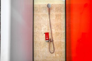 Ducha, artículos de tocador gratuitos, toallas