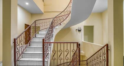RedDoorz Plus near RSUD Dr. Pirngadi Medan 2 - Hostel