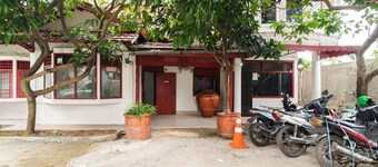 RedDoorz near Universitas Pamulang