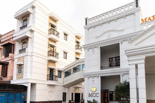 Front of property - RedDoorz @ Binjai (Medan)