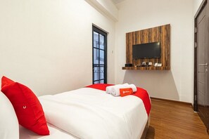 Double Room | Free WiFi - RedDoorz @ Binjai (Medan)