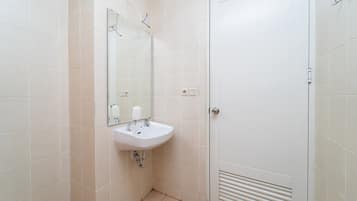 Chambre Simple | Salle de bain | Douche, articles de toilette gratuits, serviettes fournies