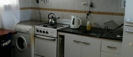 Frigorífic, microones, cafetera i tetera i torradora